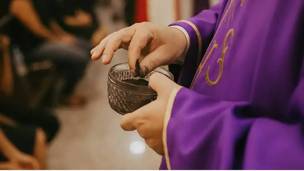 Ponerse la ceniza el Miércoles de Ceniza es toda una tradición, pero, ¿de qué está hecha?