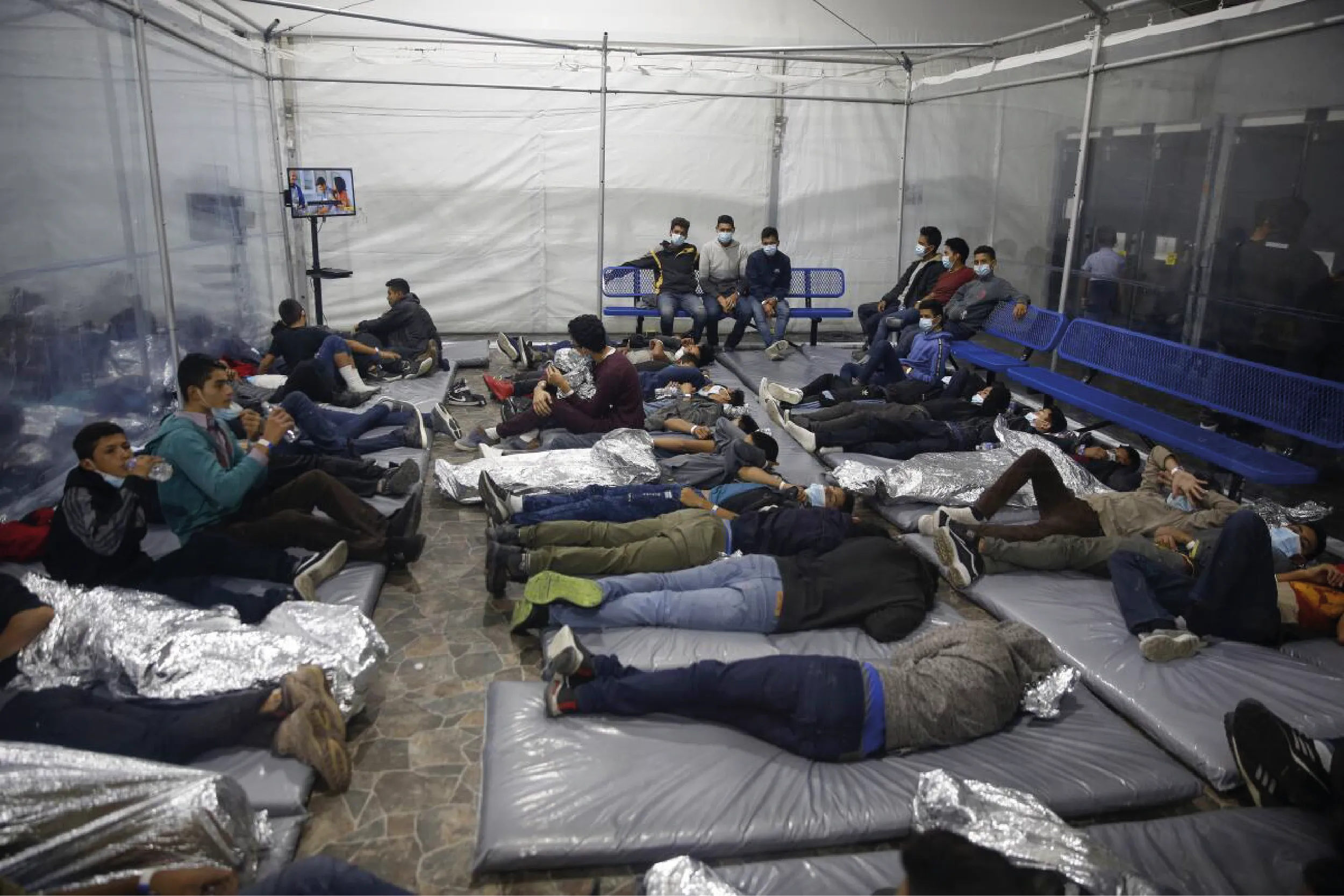 Migrantes detenidos en Florida enfrentan hacinamiento extremo.
